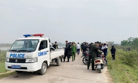 Lực lượng công an xử lý vi phạm ở khu vực "Cây cô đơn".