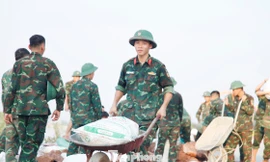 Căng mình bảo vệ đê sông Cầu ở xã Xuân Cẩm (Bắc Ninh). Ảnh: Nguyễn Thắng