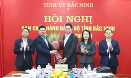 Lãnh đạo tỉnh Bắc Ninh tặng hoa chúc mừng ông Phương (thứ 3 bên phải).