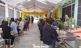 Người thân đau lòng viếng anh Yên và 2 con. Ảnh: Nguyễn Thắng