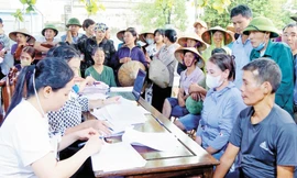 Người dân tỉnh Bắc Ninh nhận tiền bồi thường giải phóng mặt bằng dự án Cảng Hàng không Quốc tế Gia Bình.