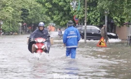 Đường Ngô Văn Cảnh cũng bị ngập sau cơn mưa to. Ảnh: Nguyễn Thắng