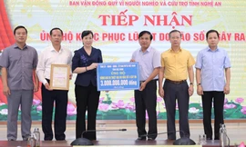 Đoàn công tác tỉnh Bắc Ninh trao 3 tỷ đồng hỗ trợ tỉnh Nghệ An bị ảnh hưởng bão lũ.