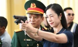 Bạn trẻ hào hứng trải nghiệm bắn súng tại Triển lãm 80 năm thành tựu đất nước
