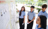 Theo chân những cử tri trẻ ‘háo hức’ cầm lá phiếu đầu đời