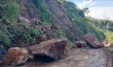 Nhiều khối đá nặng hàng tấn rơi xuống đường ở Sơn La, cấm phương tiện qua lại
