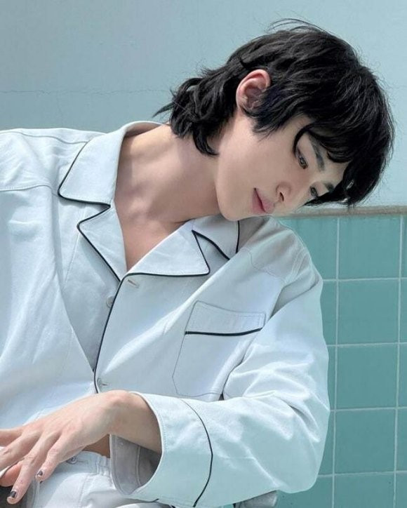 Trong bức ảnh này, Byeon Woo Seok khoe vẻ ngoài bạn trai đáng yêu trong bộ đồ pyjama. bye.jpg