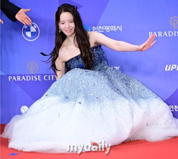 Im Yoon Ah vấp ngã nhưng thần thái vẫn cuốn hút. yoona.jpg