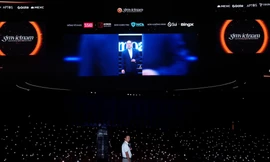 Xúc động khoảnh khắc cả hội trường bật flash tưởng nhớ ông Hoàng Nam Tiến 