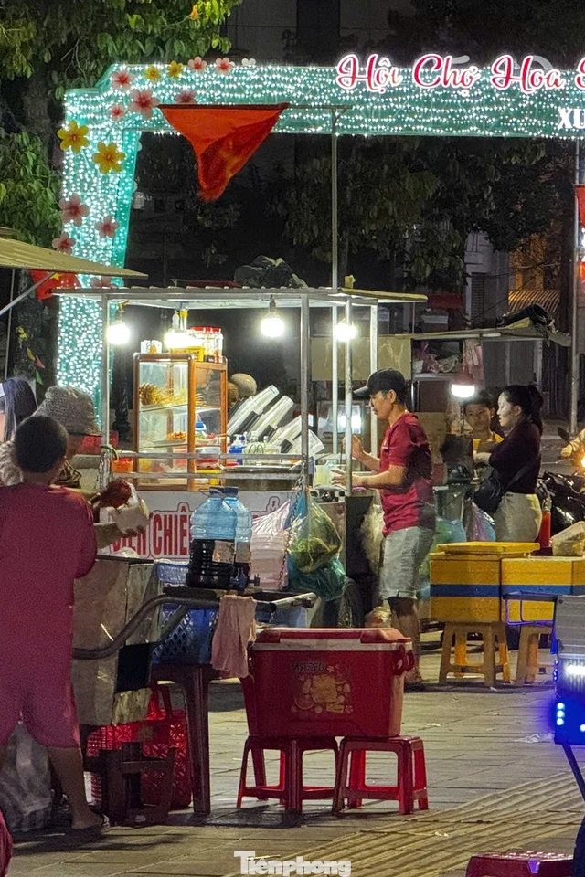 Xe điện, hàng quán tự phát “bát nháo” quảng trường lớn nhất Quảng Ngãi