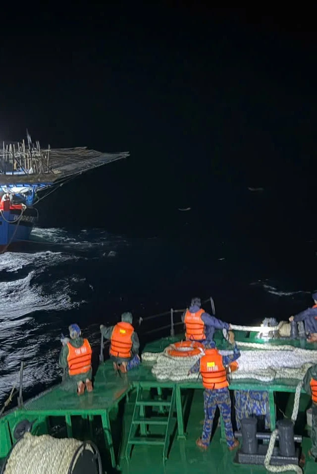 Tàu Hải quân lai dắt thành công tàu cá cùng 36 ngư dân Quảng Ngãi gặp nạn trên biển