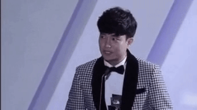 Bị fan cuồng đòi chụp ảnh lúc đang phát biểu, Quốc Trường có hành động đẹp ảnh 2