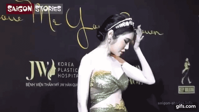 Elly Trần ngã quỵ tại sự kiện (Nguồn: cắt từ clip của Saigon Stories). Khoe vòng 1 bốc lửa nhưng Elly Trần lại gây sốc vì ngã gục trên thảm đỏ ảnh 1