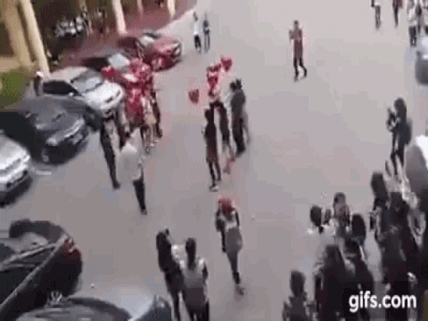 Màn tỏ tình của cặp đôi đồng tính nam tại khuôn viên đại học gây xôn xao giới trẻ