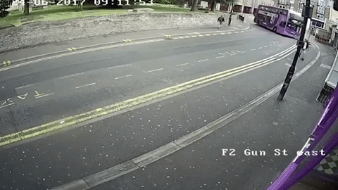 Giây phút ông Smith bị xe buýt tông trúng.