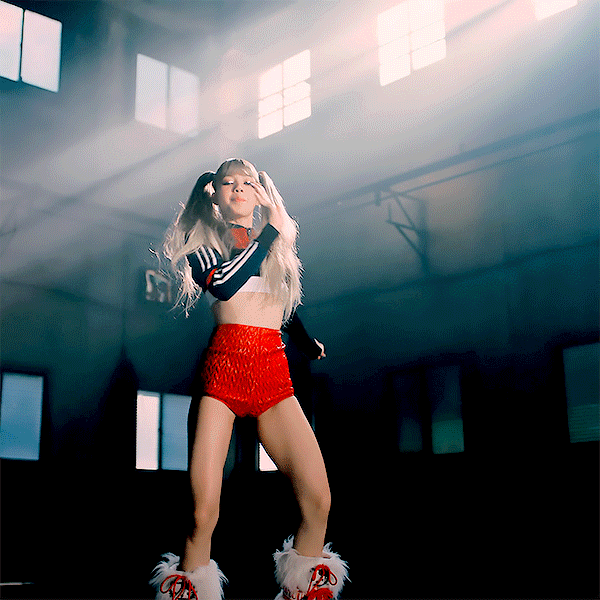 Tất cả những gì Lisa làm trong MV "MONEY", từ vũ đạo, biểu cảm đến trang phục, đều gói gọn trong từ "nóng bỏng".