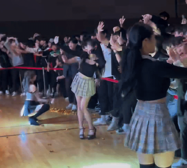 Một thành viên có cách chào hỏi khán giả phản cảm. Ảnh cắt từ clip. Một thành viên có cách chào hỏi khán giả phản cảm. Ảnh cắt từ clip.