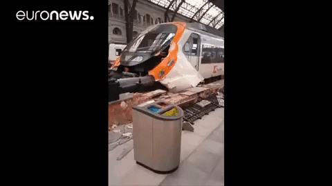 Tàu lửa đâm sầm vào nhà ga, 54 người bị thương ảnh 1