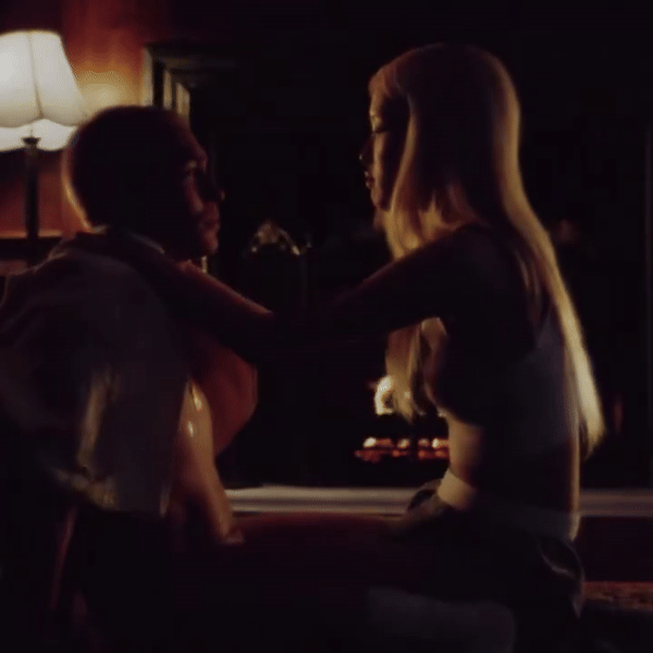 Rosé hôn Evan Mock trong MV mới. Rosé hôn Evan Mock trong MV mới.