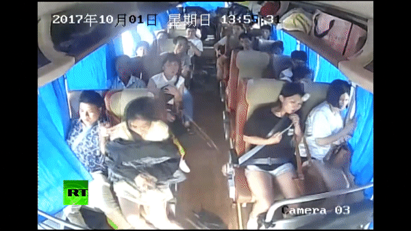 Hỗn loạn bên trong xe buýt bị lật nghiêng do va chạm ôtô