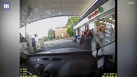 Tài xế tay không chống lại hai tên cướp vũ trang tại trạm dừng chân