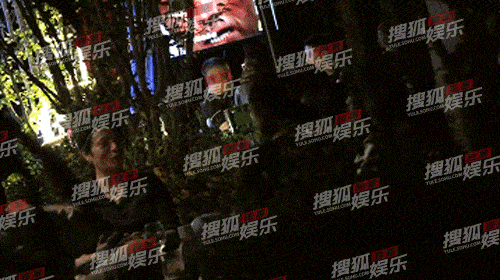 Trần Khôn và Thư Kỳ hào hứng nói chuyện trong quán bar. Trần Khôn và Thư Kỳ hào hứng nói chuyện trong quán bar.