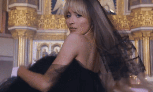 Sabrina Carpenter mặc váy ngắn uốn éo trong nhà thờ Công giáo. Ảnh cắt từ video.