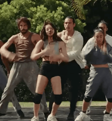 Jennie tạo ra làn sóng tranh cãi vì vũ đạo trong phim. Jennie tạo ra làn sóng tranh cãi vì vũ đạo trong phim.