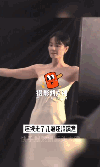 Đạo diễn Vương Gia Vệ cười sảng khoái khi thấy Vương Phi cau có vì cảnh quay.