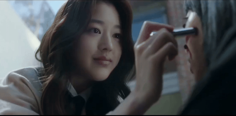 Không chỉ vậy, cô còn diễn ra nét phản diện. Mỗi biểu cảm của cô từ nụ cười, ánh mắt đến cái nhếch mép đều thể hiện rõ bản chất là kẻ loạn trí, có nhân sinh quan méo mó. Những phân đoạn bắt nạt bạn học của cô khiến không ít người nổi da gà.