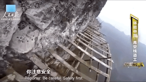 Hãi hùng công nhân Trung Quốc cheo leo trên vách núi xây cầu treo ảnh 5