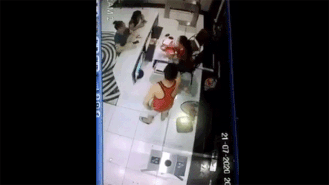 Hình ảnh camera an ninh quay lại lúc ông C. hành hung chị Y. Ảnh chụp màn hình