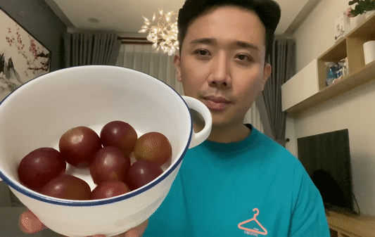 Trấn Thành choáng không dám ăn chùm nho được tặng có giá 11 triệu đồng, 900.000 đồng/quả 