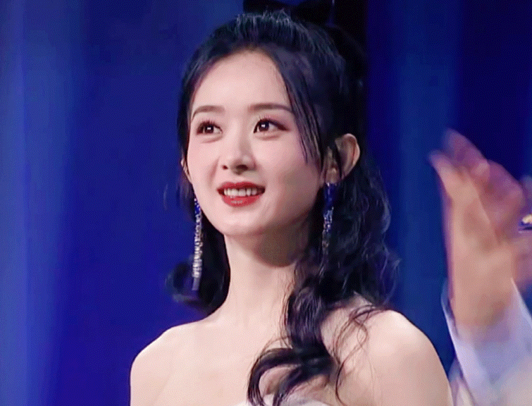 Cô nở nụ cười ngọt ngào, dịu dàng, trông như nàng công chúa bước ra từ trong truyện cổ tích.