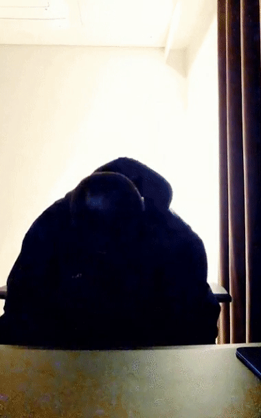 Jimin rơi nước mắt trước giây phút tạm biệt. Jimin rơi nước mắt trước giây phút tạm biệt.