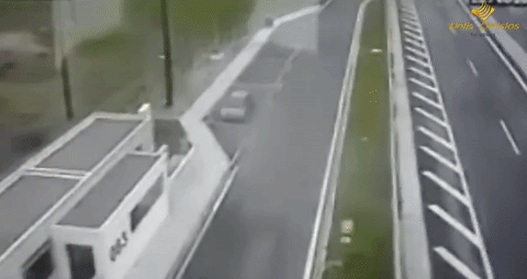 Khoảnh khắc xe Porsche lao vào chiếc Civic đỗ bên đường.