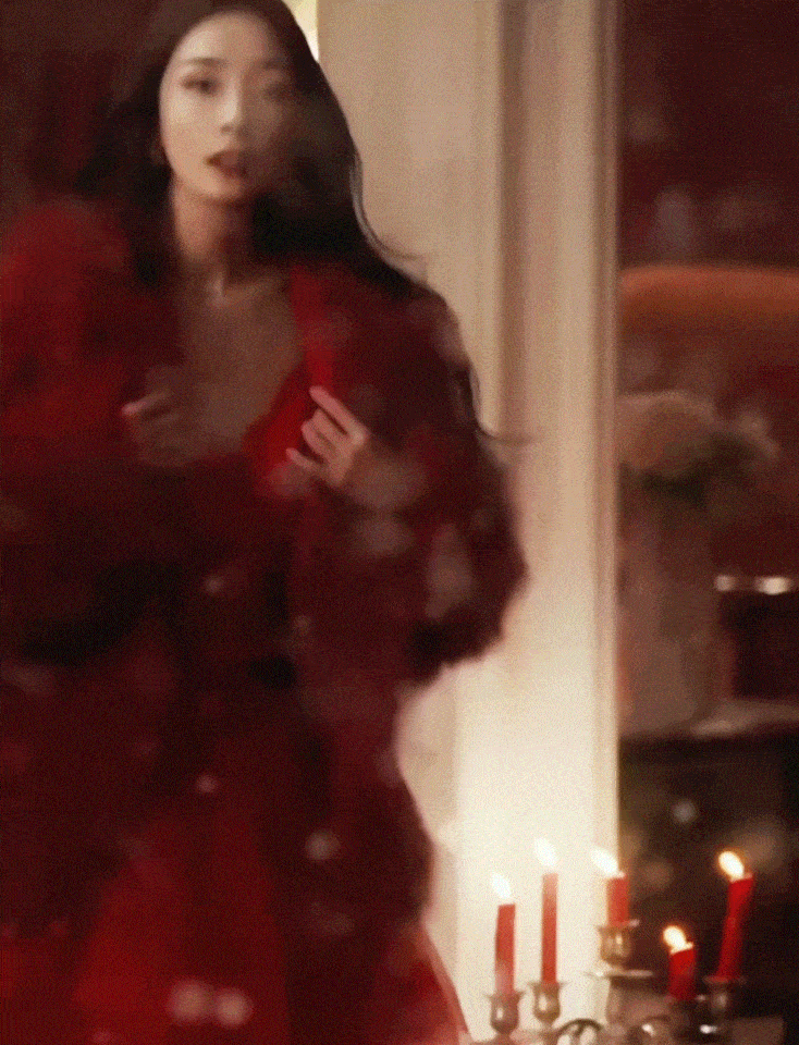 Trong bài phỏng vấn trên tạp chí Harper&apos;s Bazaar Trung Quốc số tháng 1/2022, Dương Mịch chia sẻ, muốn hẹn hò nhưng vì quá bận rộn, chưa thể dành nhiều thời gian và tâm sức. Hơn thế, đối với người đẹp 8x, tình yêu không quá quan trọng, chỉ là một trong những trải nghiệm cuộc đời.