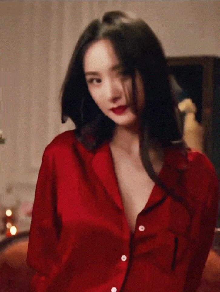 Sau khi ly hôn, sự nghiệp của Dương Mịch &quot;lên như diều gặp gió&quot;. Đa phần phim cô đóng đều đạt rating cao dù còn nhiều tranh cãi về diễn xuất, giá trị thương mại của cô thuộc hàng top trong showbiz Hoa ngữ. Bên cạnh đó, công ty giải trí của cô cũng ăn nên làm ra khi sở hữu trong tay loạt ngôi sao đình đám như Địch Lệ Nhiệt Ba, Cao Vĩ Quang...