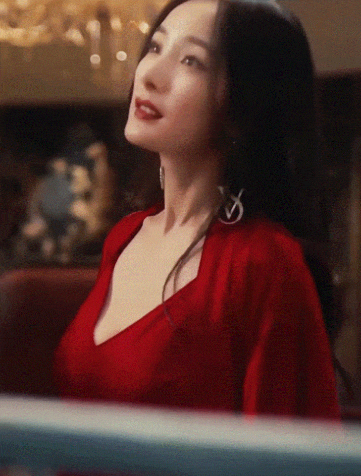 Hai năm qua, cô vướng tin đồn hẹn hò với đàn em kém 3 tuổi Ngụy Đại Huân. Hai người được cho là đã chia tay dù chưa một lần xác nhận mối quan hệ. Vì tin đồn này, Dương Mịch bị &quot;ném đá&quot; có thời gian hẹn hò nhưng không có thời gian gặp con gái.