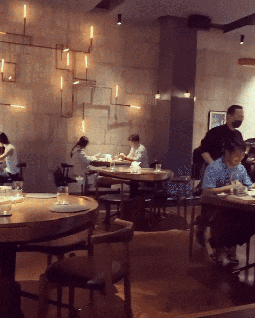 Tiểu S và một số người bạn khác cũng có mặt trong bữa ăn.