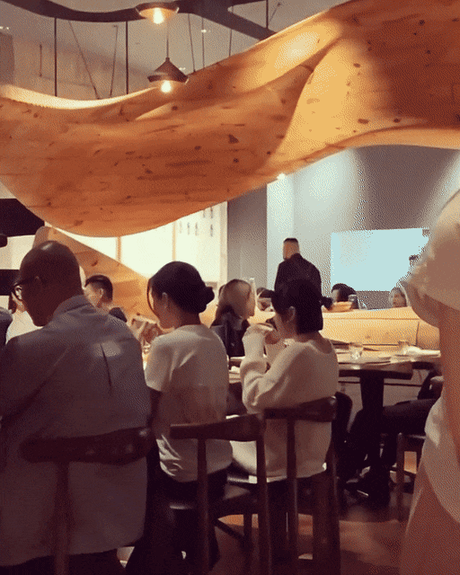 Từ Hy Viên đi ăn cùng chồng mới, DJ Koo. Đây là lần đầu tiên cặp đôi lộ diện bên nhau sau thông báo kết hôn.