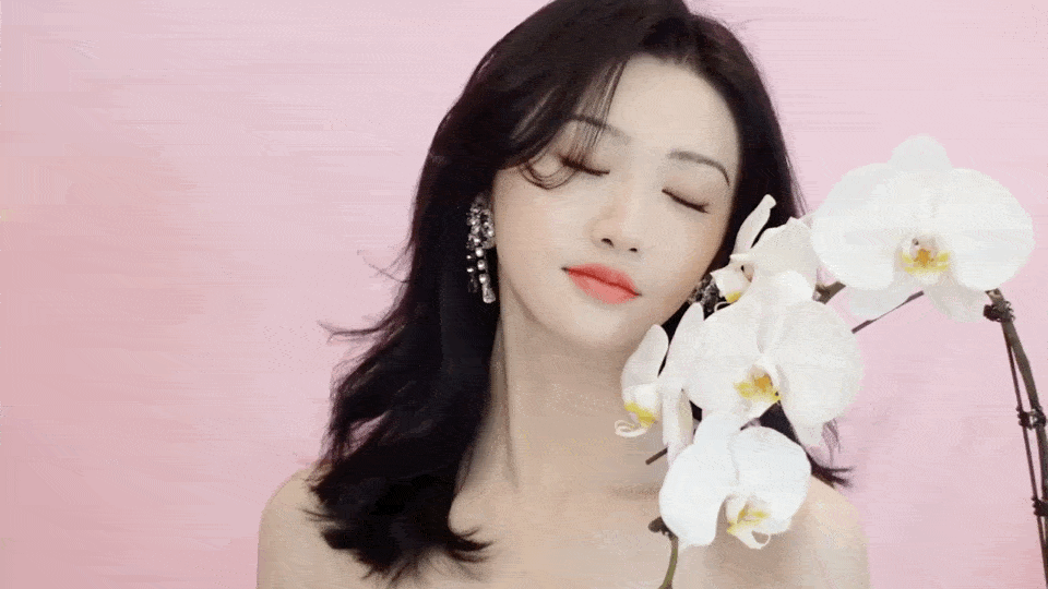 Bộ phim thành công giúp Cảnh Điềm ghi điểm trong lòng công chúng Trung Quốc. Cô không chỉ được săn đón hơn, lượng fan tăng vọt, mà còn được dân mạng tích cực &quot;đẩy thuyền&quot; với bạn diễn kém tuổi Trương Bân Bân.