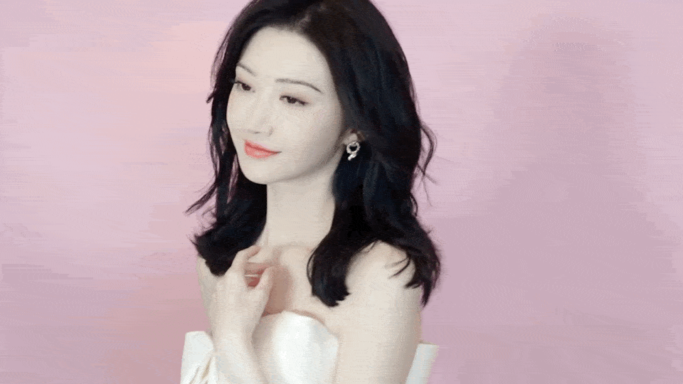 Sau nhiều năm mang danh &quot;thuốc độc phòng vé&quot;, Cảnh Điềm có cơ hội phục thù trong năm 2021 với &quot;Tư Đằng&quot;. Trong phim, cô hóa thân thành yêu nữ Tư Đằng xinh đẹp, lạnh lùng, trẻ mãi không già và có pháp lực cao cường.