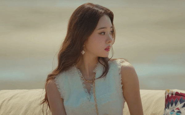 Hơn nữa, cô được đánh giá là cao thủ tình trường nhờ có khả năng giao tiếp bằng ánh mắt và biết cách buông lời tán tỉnh thông minh. Nhờ đó, Ji A đang là cô gái được săn đón nhất show tính tới thời điểm hiện tại khi có đến 3 chàng trai quyến rũ cạnh tranh nhau để được hẹn hò với cô.