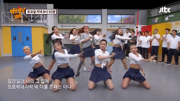 Hwasa bị chỉ trích gợi dục hóa đồng phục học sinh, còn nhảy vũ đạo khiêu khích. Hwasa bị chỉ trích gợi dục hóa đồng phục học sinh, còn nhảy vũ đạo khiêu khích.