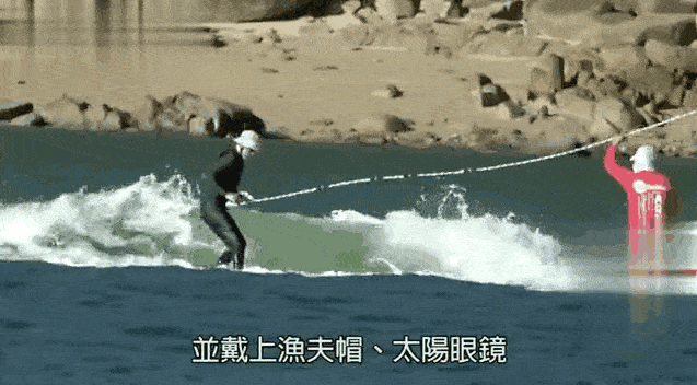 Châu Tinh Trì cùng tình trẻ tin đồn chơi lướt ván. Châu Tinh Trì cùng tình trẻ tin đồn chơi lướt ván.