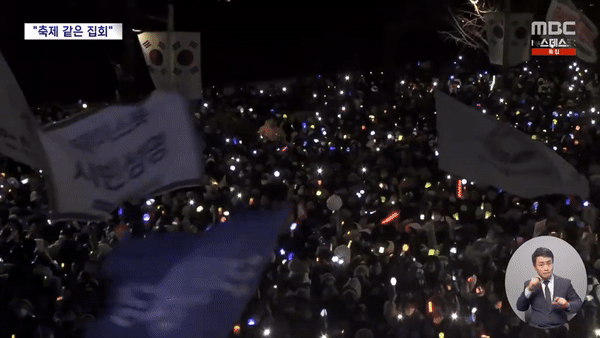 Cảnh tượng các fan girl đồng lòng vì nền dân chủ khiến cư dân mạng Hàn Quốc xúc động.