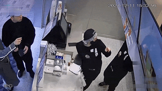 Châu Tấn đi mua trà sữa với Trác Việt ở quê nhà Cù Châu.