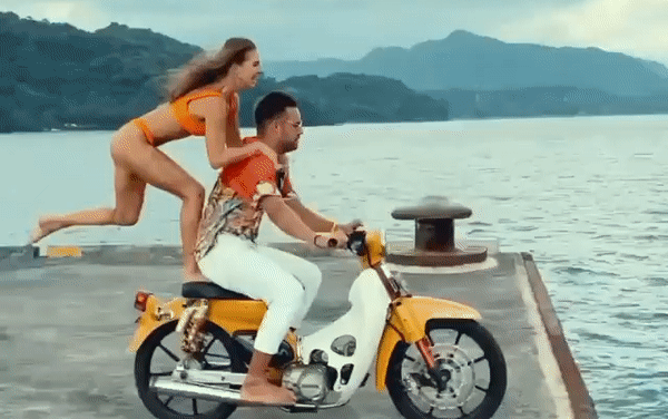 Kosenko từng bị chỉ trích vì lao xe máy xuống biển ở Bali.