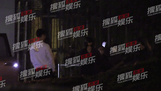 Hai người vẫy tay chào bạn bè nhưng vẫn không quên nắm chặt tay nhau.